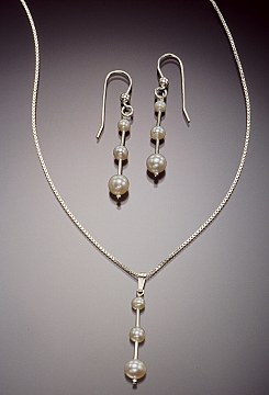 "Charlize" pearl necklace