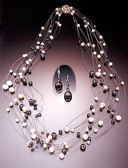 "Morgan" floating pearl necklace