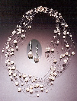 "Morgan" floating pearl necklace